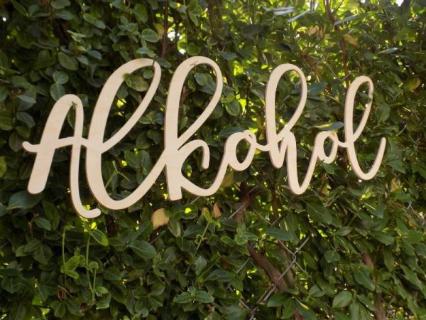 napis alkohol, napis na stół wiejski, napisy na stół z alkoholem, napisy na wiejski stół, napisy alkohol na wesele, napis alkohol, alkohol, dekoracje na wesele, napisy na wesele, napisy weselne,